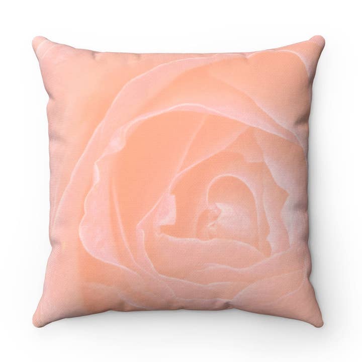 Coussin carré rose pêche pâle pour la vente par Random Pieces of 8