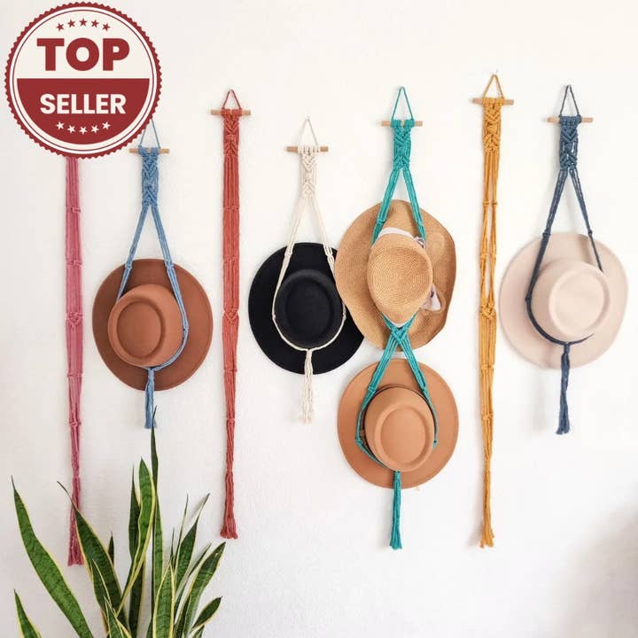 Macramé væghat ophæng - stilfuld organiser til hatte for engroshandel hos Handmade By Uruba