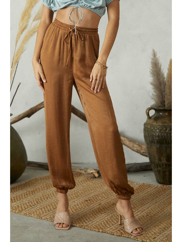 Olive scuro KP5253 Pantaloni sciolti elasticizzati con vita elastica frontale in raso in vendita all'ingrosso su Faire6