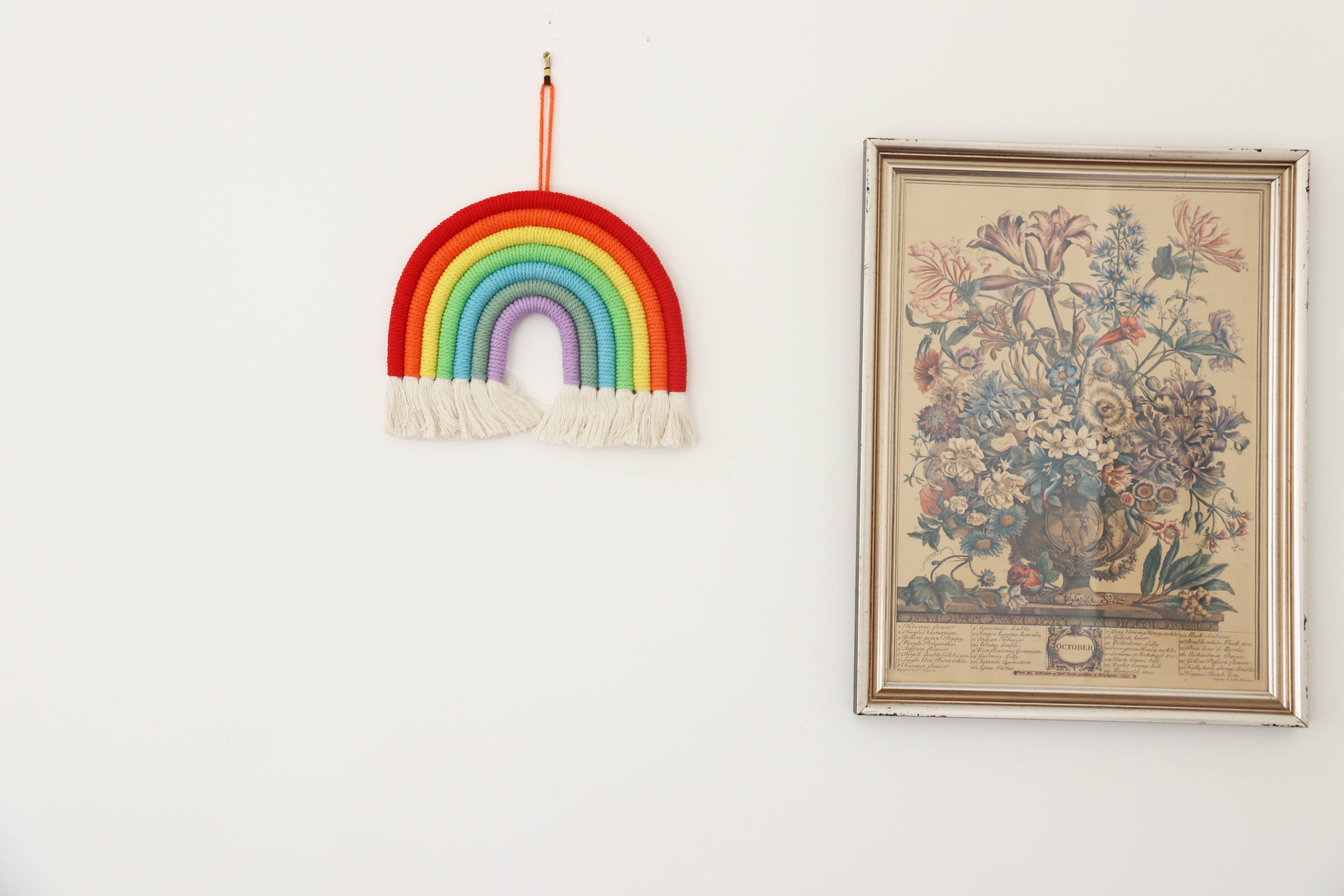 Rosa Decorazione da parete arcobaleno in macramé fatta a mano per cameretta bambini in vendita all'ingrosso su Faire2