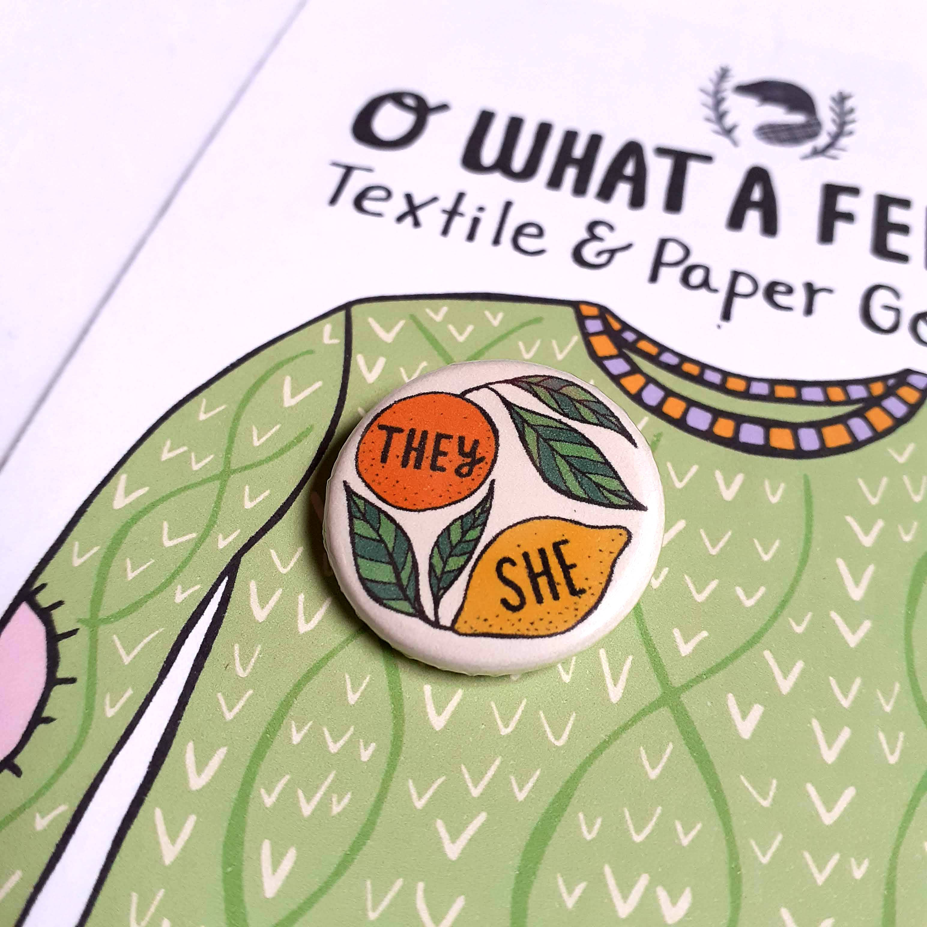 O What A Feeling | Textile & Paper Goods Co. – Großhandel Anstecker/Button – Mini-Anstecknadeln mit Zitruspronomen, 25 mm, auf niedlicher Displaykarte8
