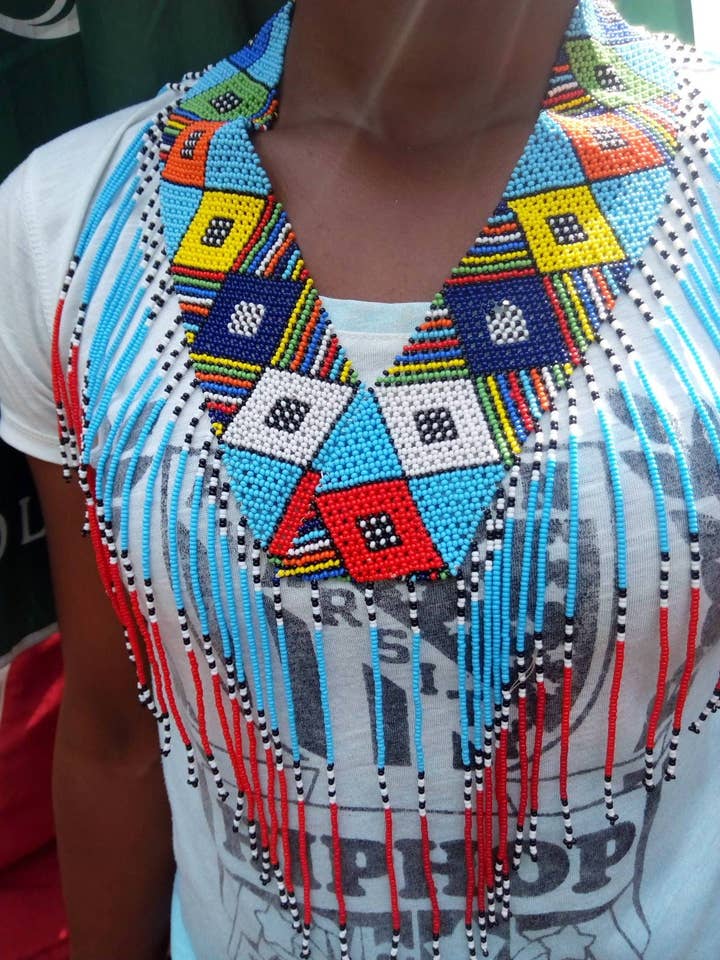 Handgjord afrikansk V-formad flerfärgad pärlhalsband för wholesale av Delight merchants