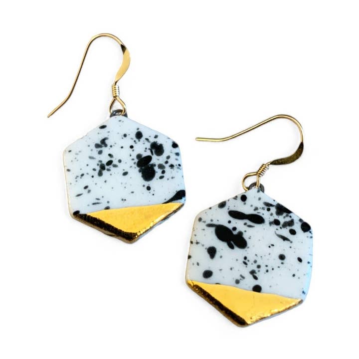 Små hexagonörhängen - Svart stänk (guld) för wholesale av StitchPrism