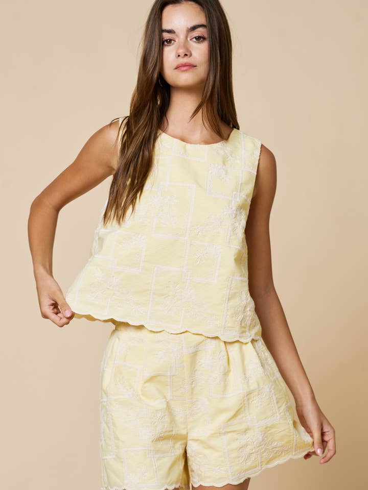 Ensemble Haut et Short à Broderie Florale et Bordure Festonnée pour la vente par Lalavon