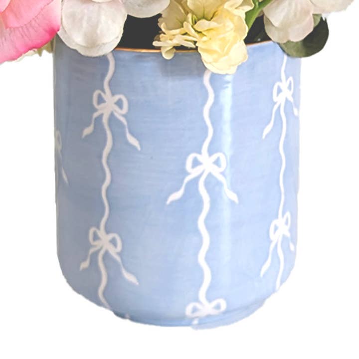 Vaas met strikstrepen en 22-karaats gouden afwerking voor wholesale door Lo Home | Ruby Clay