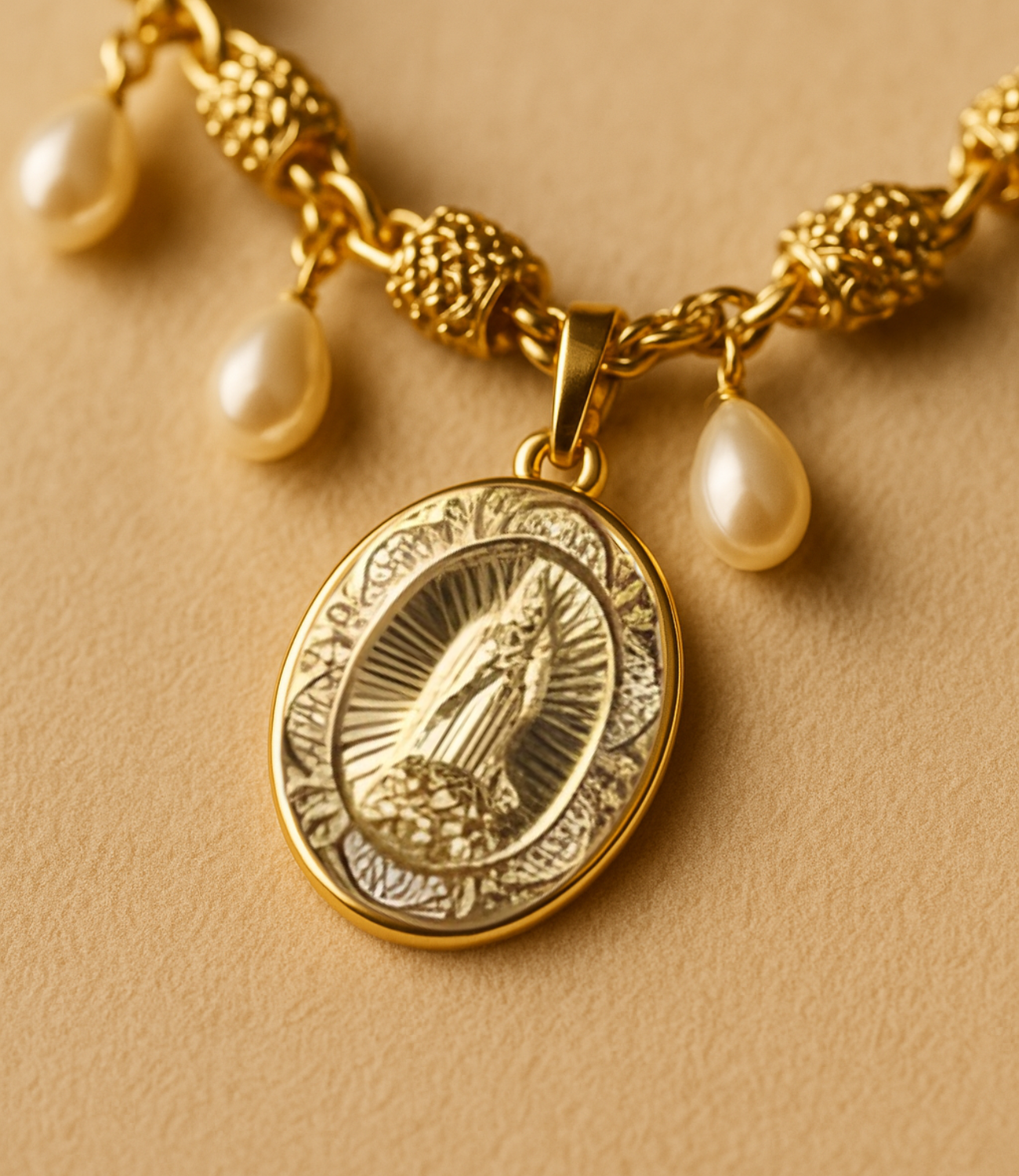 PHOEBE´S - Wholesale Pendant/Charm Necklace - Collar de Nuestra Señora de Guadalupe con Perlas y Chapado en Oro de 18K1