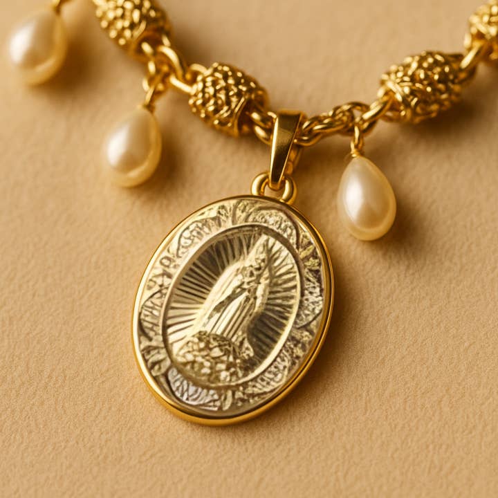 PHOEBE´S - Wholesale Pendant/Charm Necklace - Collar de Nuestra Señora de Guadalupe con Perlas y Chapado en Oro de 18K1