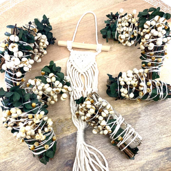 Bâton de fumigation sauge blanche et copal avec eucalyptus et baies blanches, 10 cm pour la vente par Sunsum Intentional Living