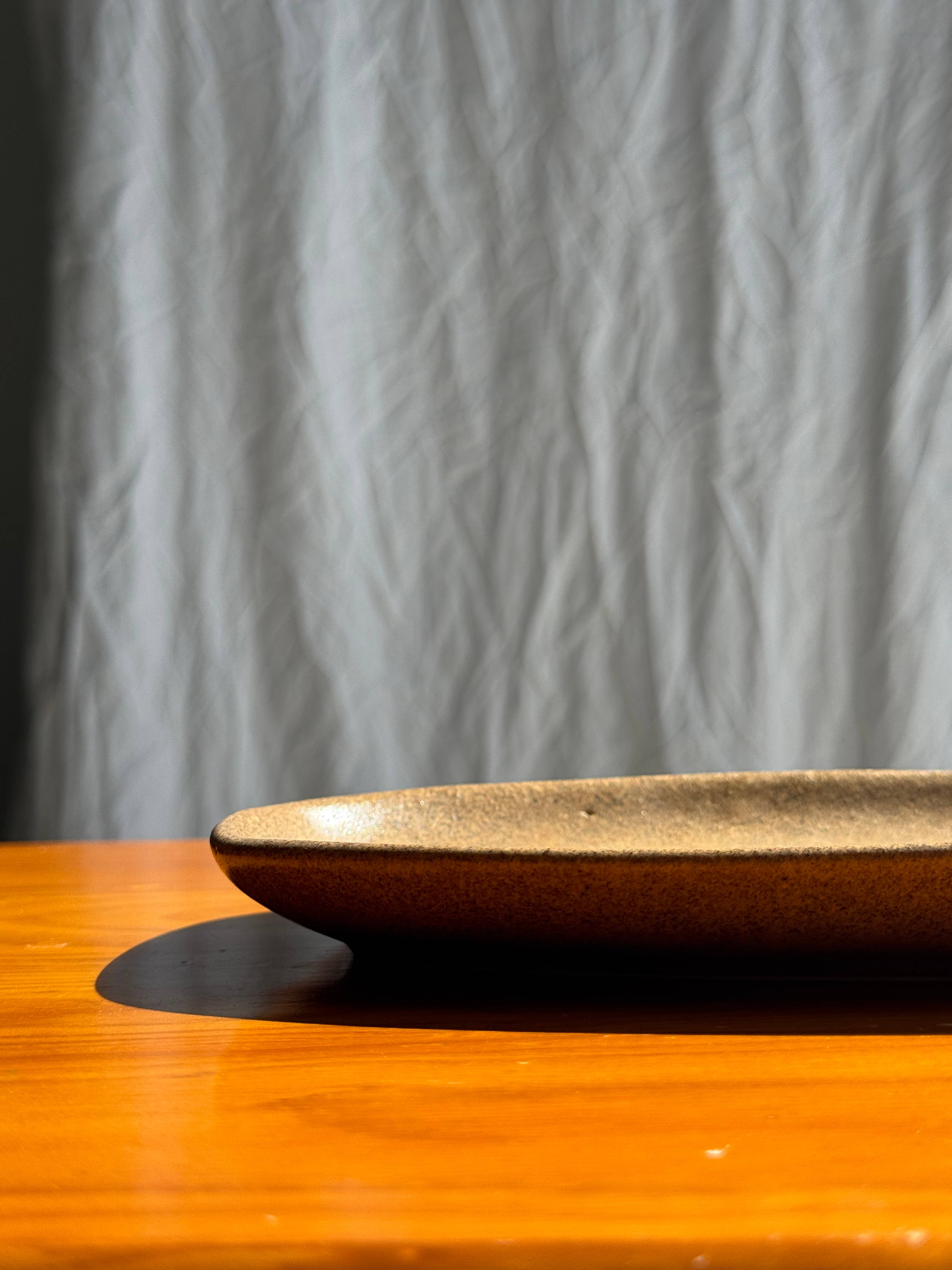 Small oval dish with speckled brown rectangular edges for wholesale on Faire6