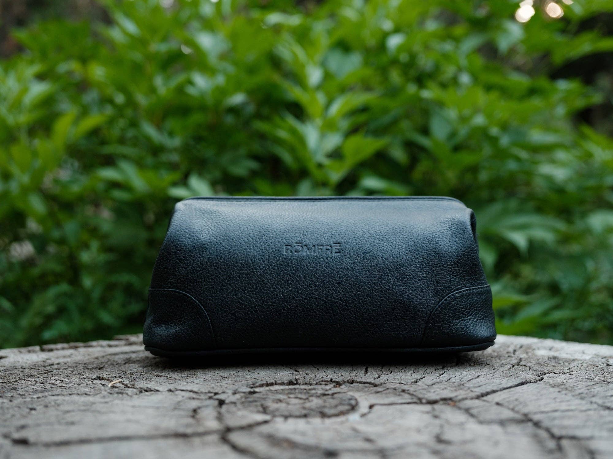 Rōmfrē Travel Co. – wholesale Necessär - Unisex – Bred Mun Dopp7