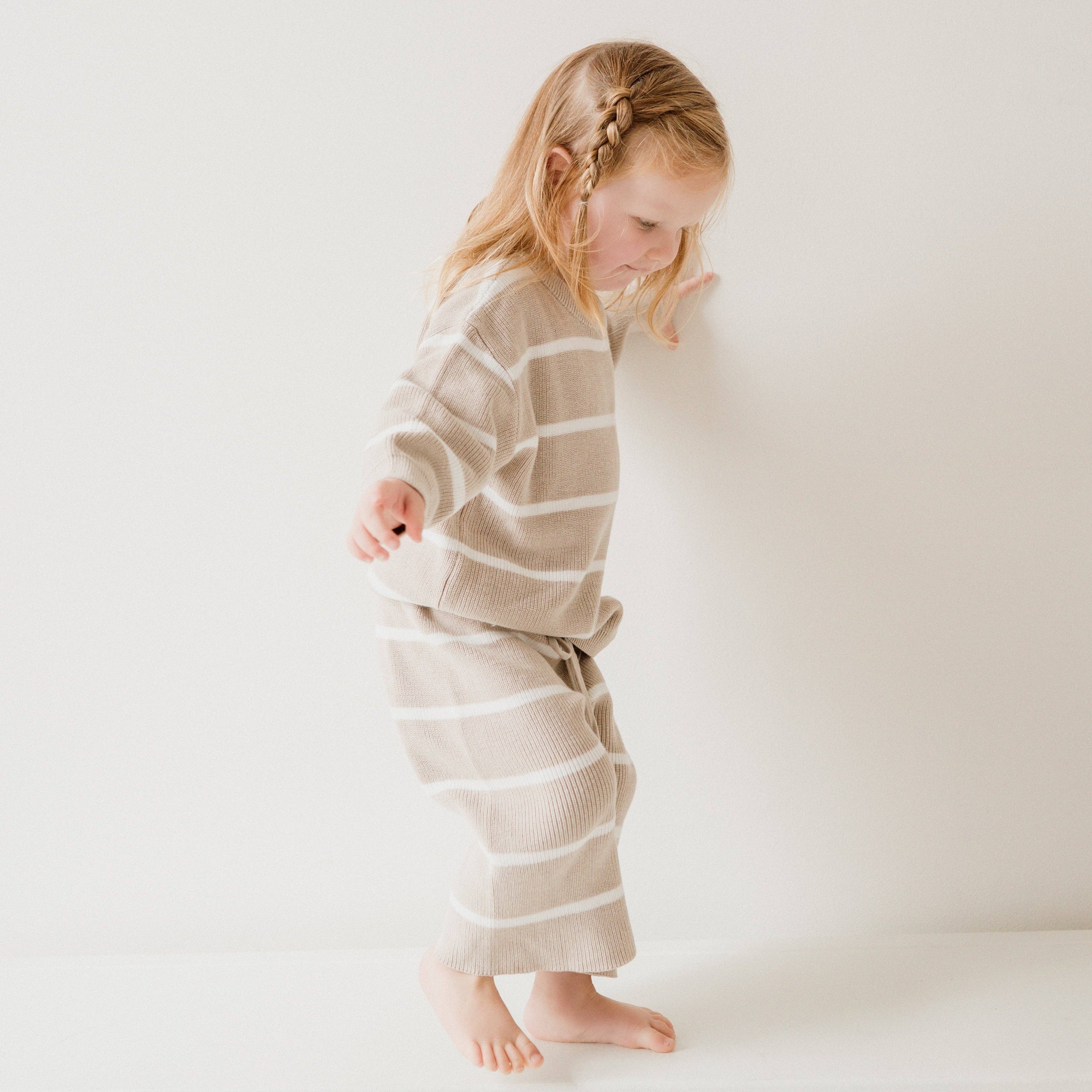 Pine Kids – Engroshandel Bukser (ikke denim) - Børn – Bredbenede stribede strikbukser i havre1