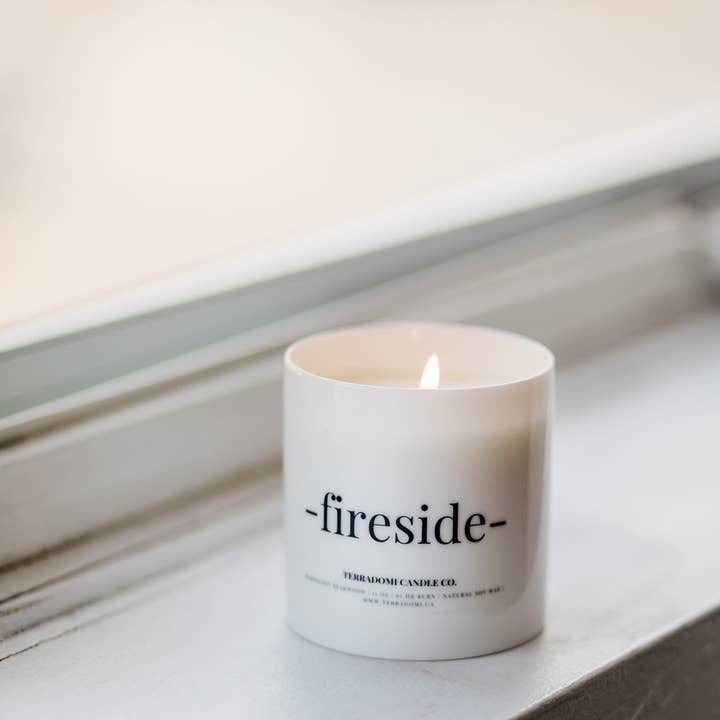 Mahonie teakhouten sojakaars | Keramische pot+doos | 11 oz voor wholesale door Terradomi Candle Co.