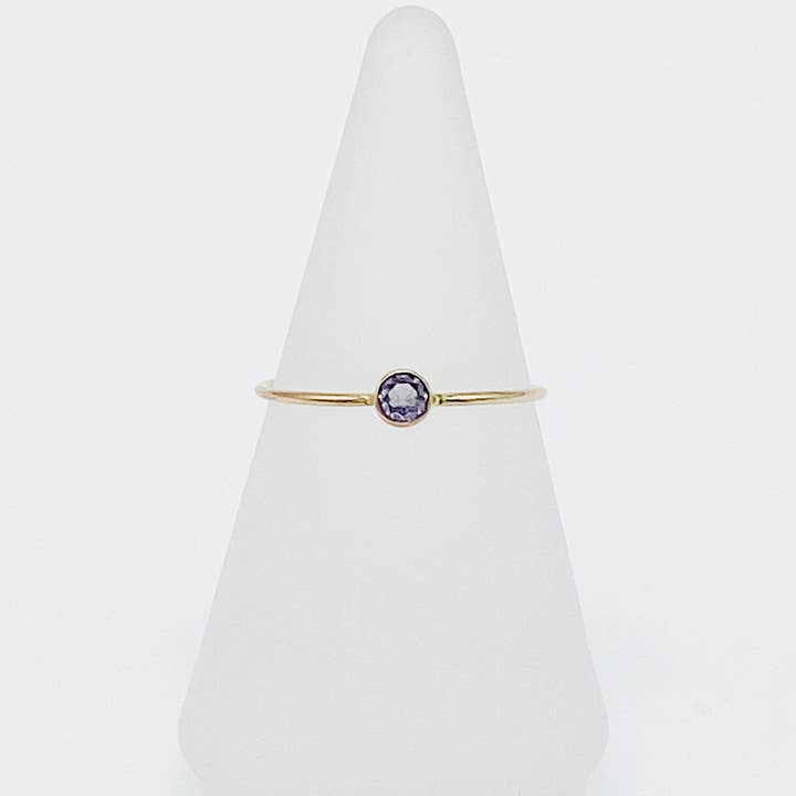 Bague Alexandrite 3 mm | Bague empilable en or 14 carats pour la vente par From Brooklyn With Love