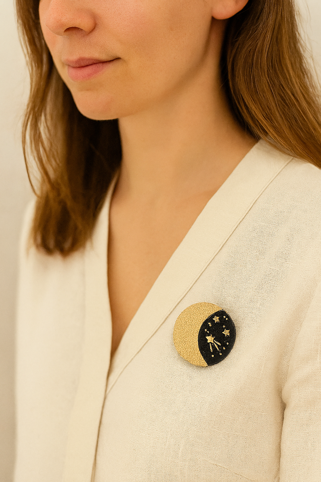 du vent dans mes valises – Engroshandel Broche – Håndlavet sød nattebroche med stjernebesat halvmåne i genanvendt læder1