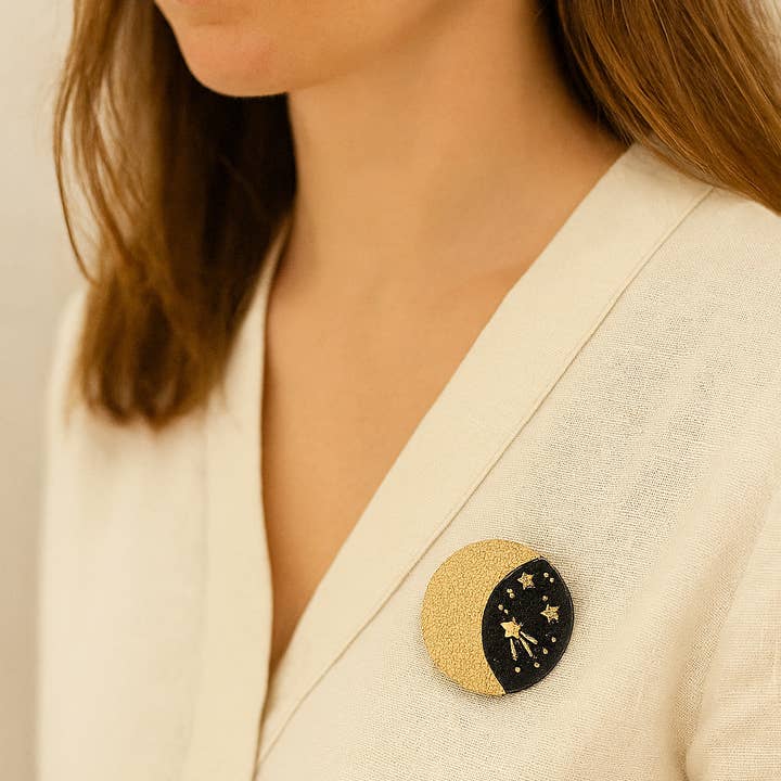 du vent dans mes valises – Engroshandel Broche – Håndlavet sød nattebroche med stjernebesat halvmåne i genanvendt læder1