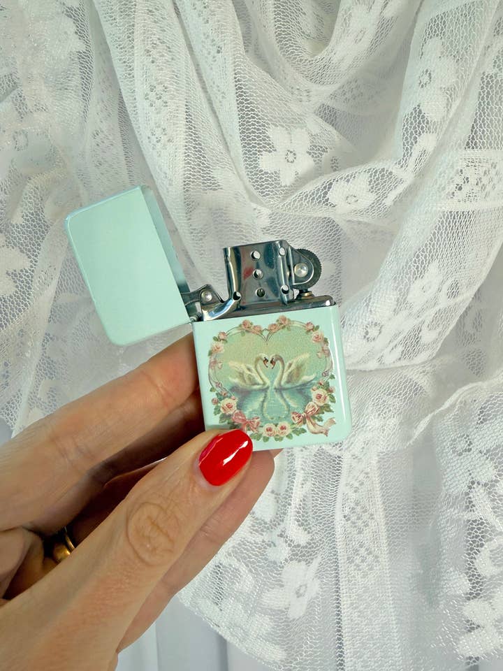 Briquet Swan pour la vente par A Shop of Things