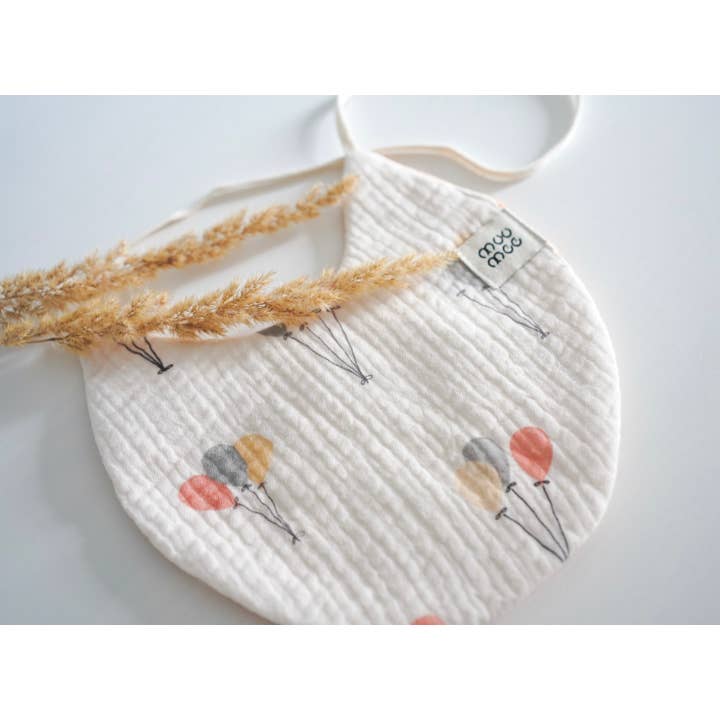 Dobbeltsidet hagesmæk lavet af økologisk bomuldsbaloner & smil for engroshandel hos MuuMee