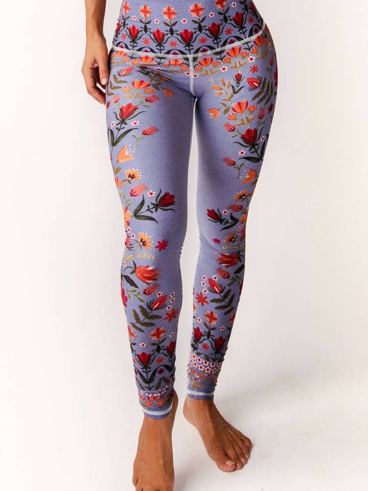 Legging de yoga imprimé Lavender Love pour la vente par Yoga Democracy