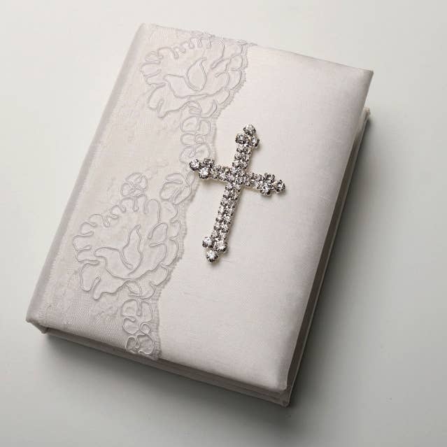Álbum de fotos de seda con cruz grande y encaje para venta al por mayor de Simply Charming