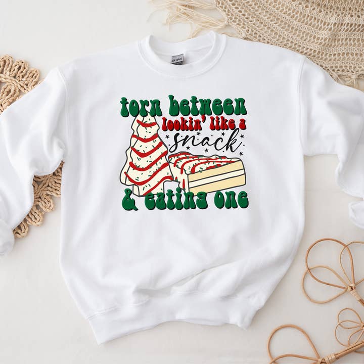 Sweat-shirt Torn Between Lookin Like A Snack et Eating One pour la vente par K. I. Designs