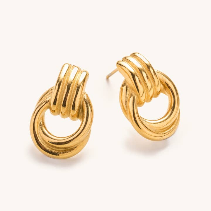 Nya Gold Knot Studs för wholesale av Nikki Smith Designs