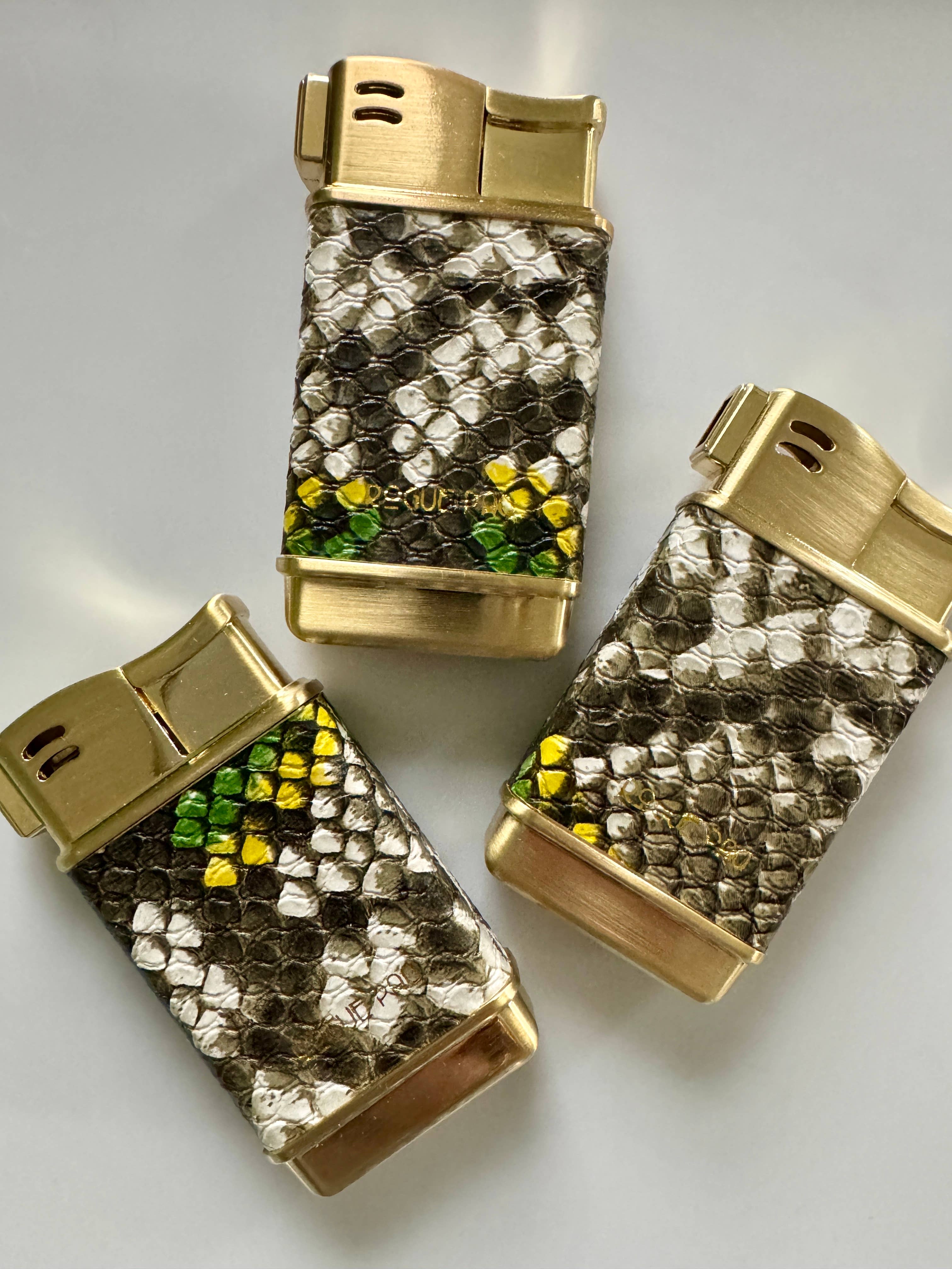 Rogue Paq - Venta al por mayor Encendedor - Encendedores de Tono Dorado Recargables en Piel Vegana de Lagarto y Serpiente8
