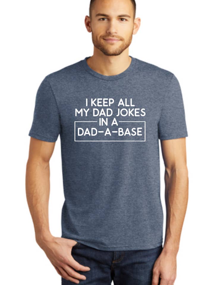 Dadabase T-shirt för wholesale av True North Wholesale, LLC
