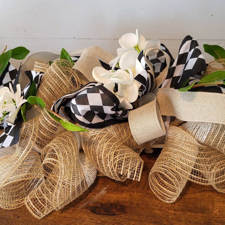 An Array of Wreaths, LLC – Großhandel Tischdeko – Tafelaufsatz in Hellbraun, Schwarz und Weiß1