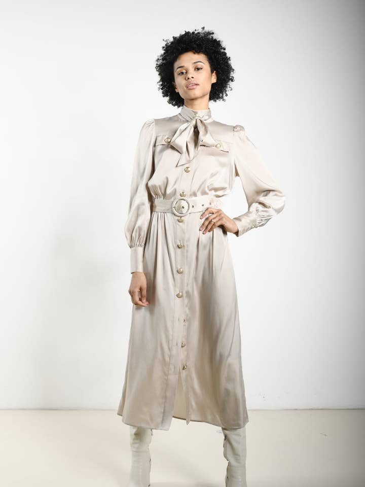 Abito camicia lungo in satin Jackie per la vendita all'ingrosso da parte di Dream Catcher Clothing .