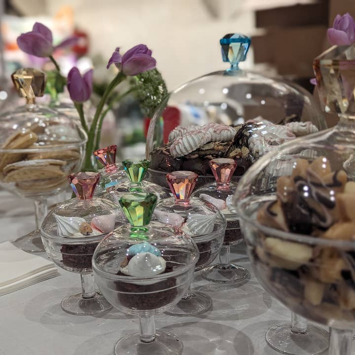VIVIENCE - Wholesale Cake Stand - Glass Cake Dome with Colored Diamond Base and Knob, 13"D