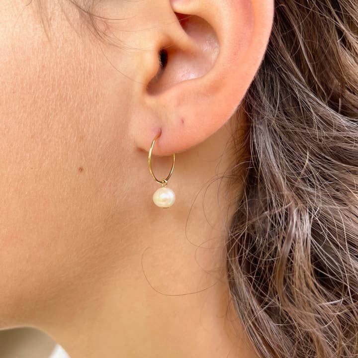 Orecchini a cerchio con mini perle coltivate per la vendita all'ingrosso da parte di Jour De Mistral