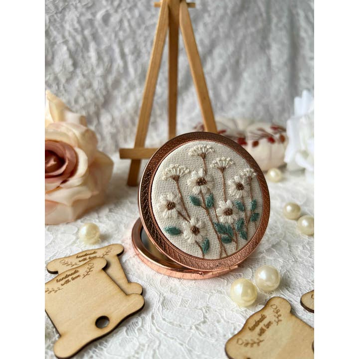 Maple Dream Store – Engroshandel Kompaktspejl – Lomme-spejl med vintage blomstermotiv, håndbroderet17