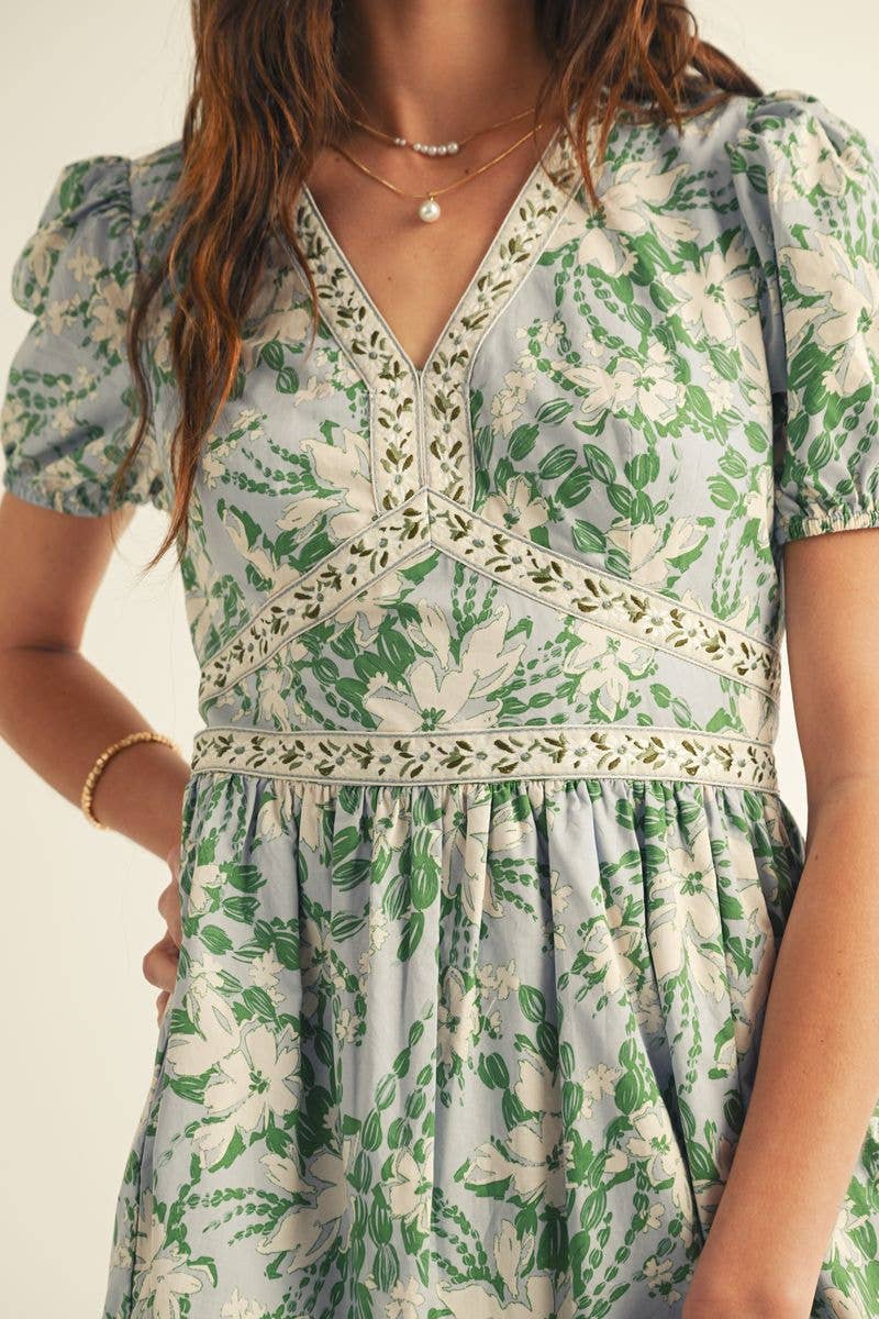 Azul Multi VESTIDO MIDI COM ESTAMPADO FLORAL, DECOTE EM V E BABADOS NA BAINHA para venda a revendedores na Faire2