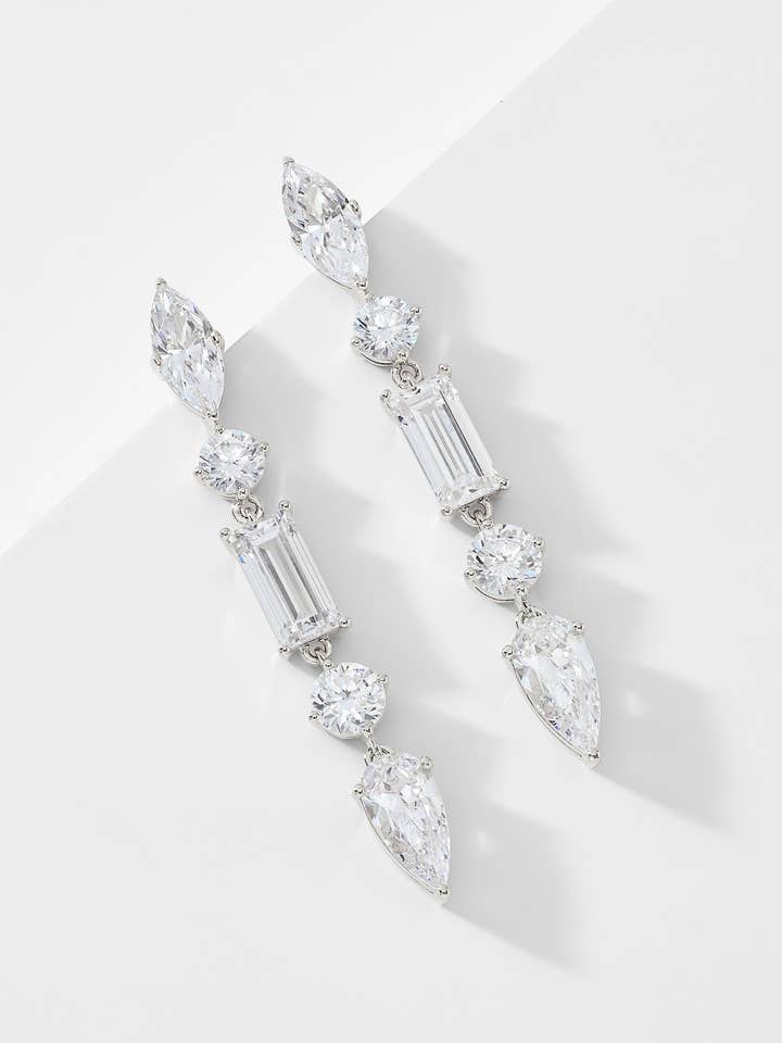 BOUCLES D'OREILLES LINÉAIRES EN ZIRCONE CUBIQUE SUR INVITATION UNIQUEMENT pour la vente par NADRI