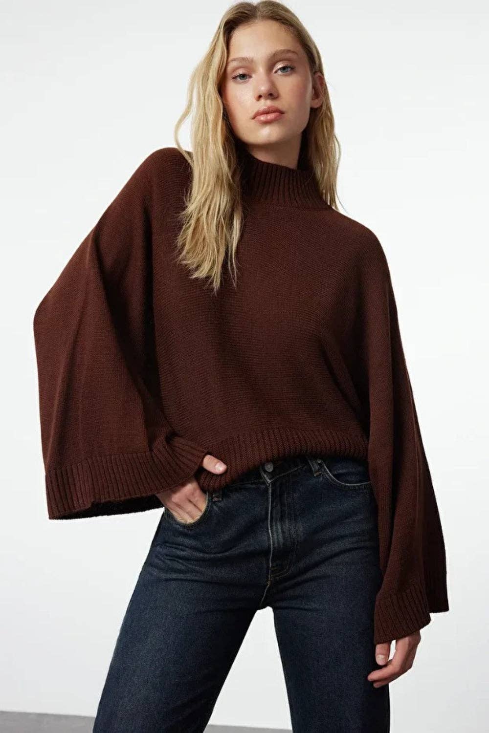 Hoxton Gal – wholesale Knitted jumper – Women′s – Oversized Flared Sleeve Knit Sweater3