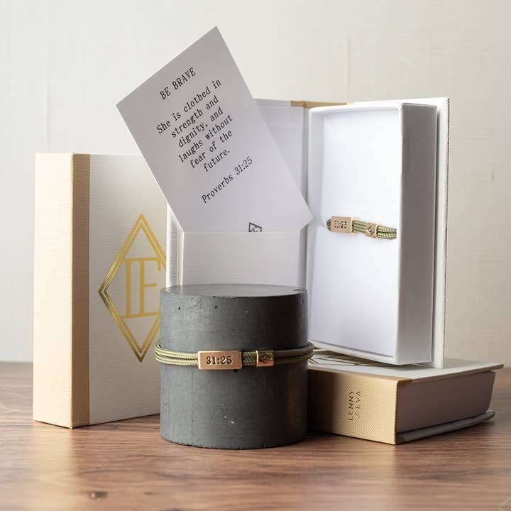 Pulseira de Cordão Sentimento - Provérbios 31:25, Seja Corajosa por atacado de Lenny & Eva