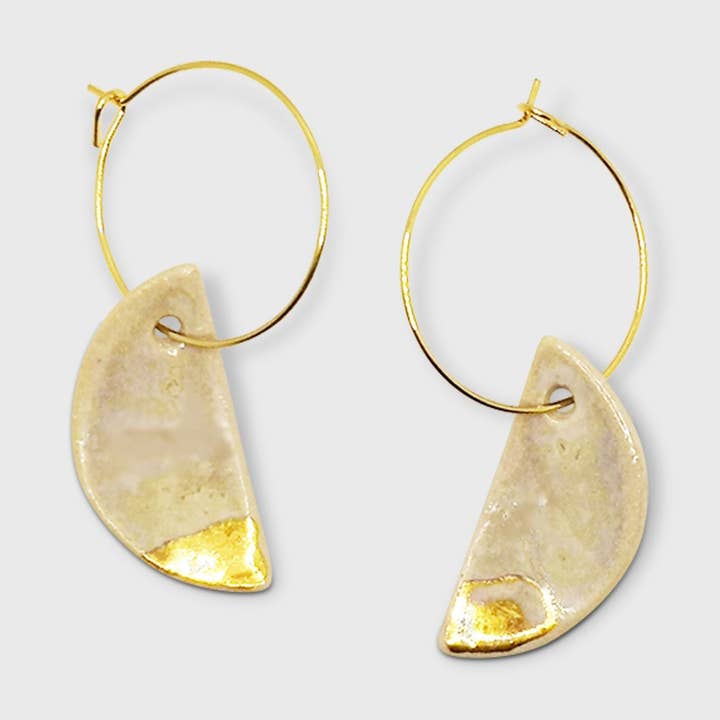 Boucles d'oreilles créoles blanches nacrées et or Demi-Lune for wholesale by Corinne Ceramique
