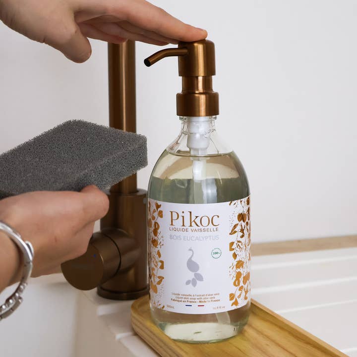 Flacon rechargeable avec pompe + liquide vaisselle Eucalyptus Wood – 500 ml pour la vente par Pikoc