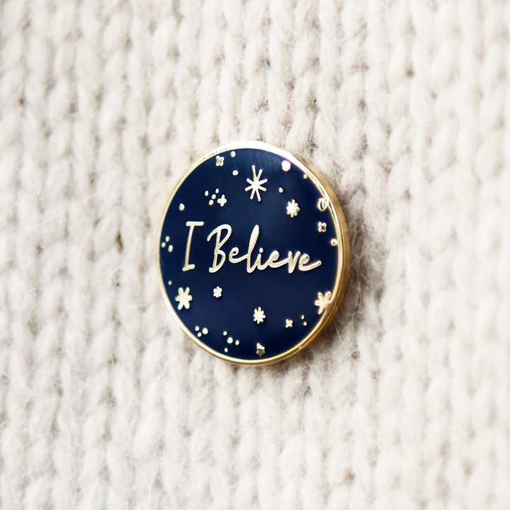 Insigne « I Believe » en émail pour la vente par Clara and Macy