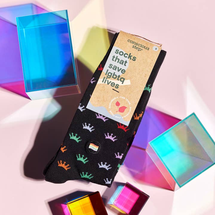 Conscious Step – Großhandel Socken - Unisex – Socken, die LGBTQ-Leben retten (Bunte Kronen)2