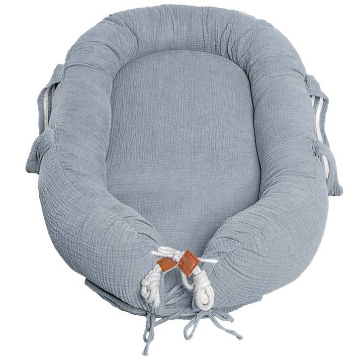 Nid pour nouveau-né en mousseline bio gris pour la vente par Hi Little One