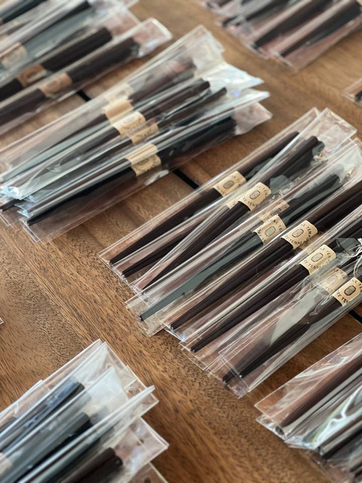 Zwarte eetstokjes gemaakt in Osaka, Japan voor wholesale door Store Tenpo