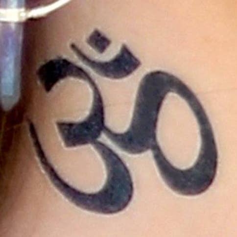 Tatuaggio Om Manifestation (sanscrito) per la vendita all'ingrosso da parte di Conscious Ink