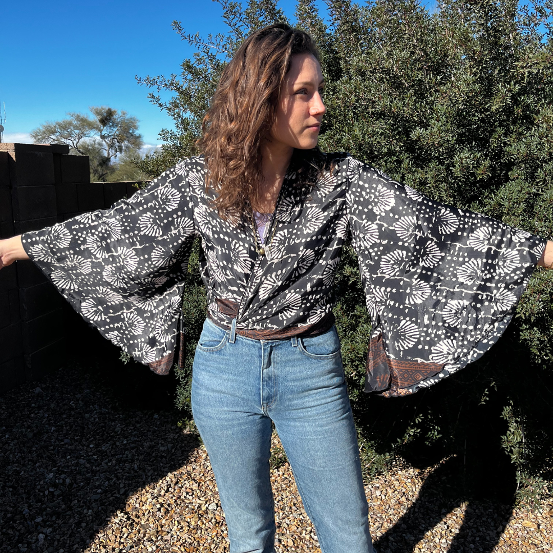 Seeds - Venta al por mayor Blusa - Mujer - Top de seda con mangas  acampanadas y nudo | 100 % seda Talla única Nuevos estampados6