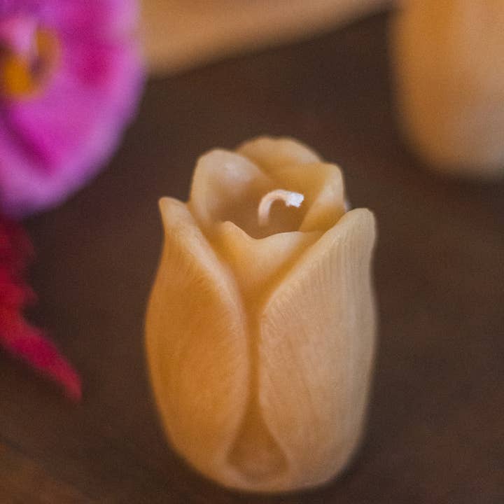 The Ramblin' Bee - Wholesale Novelty Candle - Tulip Shaped Beeswax Candle3