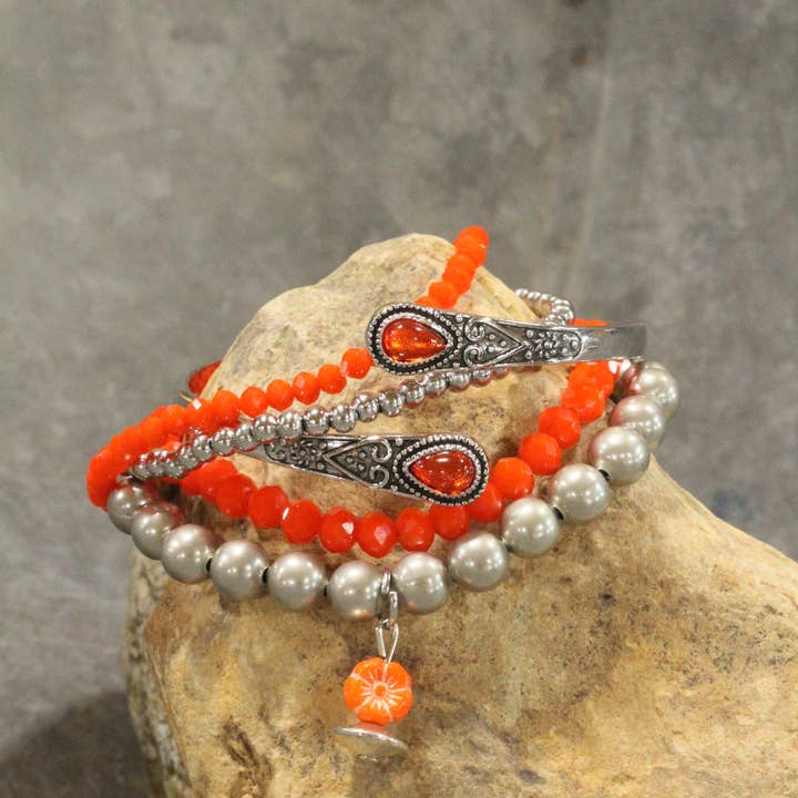 Ensemble de bracelets extensibles et rigides à fleurs orange pour la vente par The Primitive Peddler, Inc.