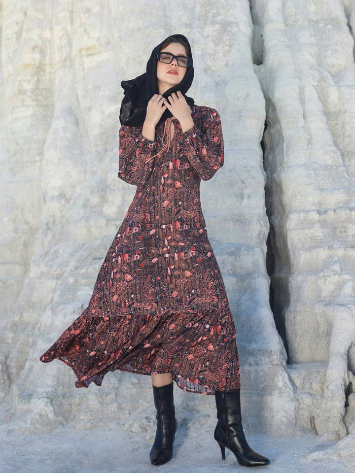 Abito lungo nero a fiori per la vendita all'ingrosso da parte di BUTA BUTI