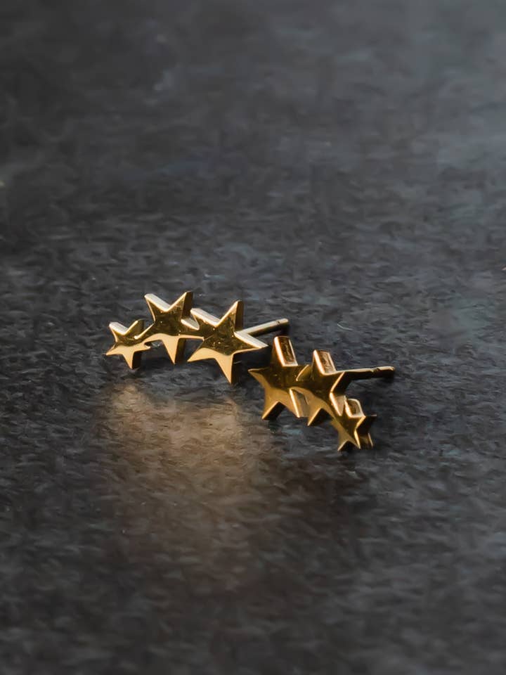 Dreifach-Stern-Ohrstecker aus Gold für den Großhandel von Panache Apparel Co.