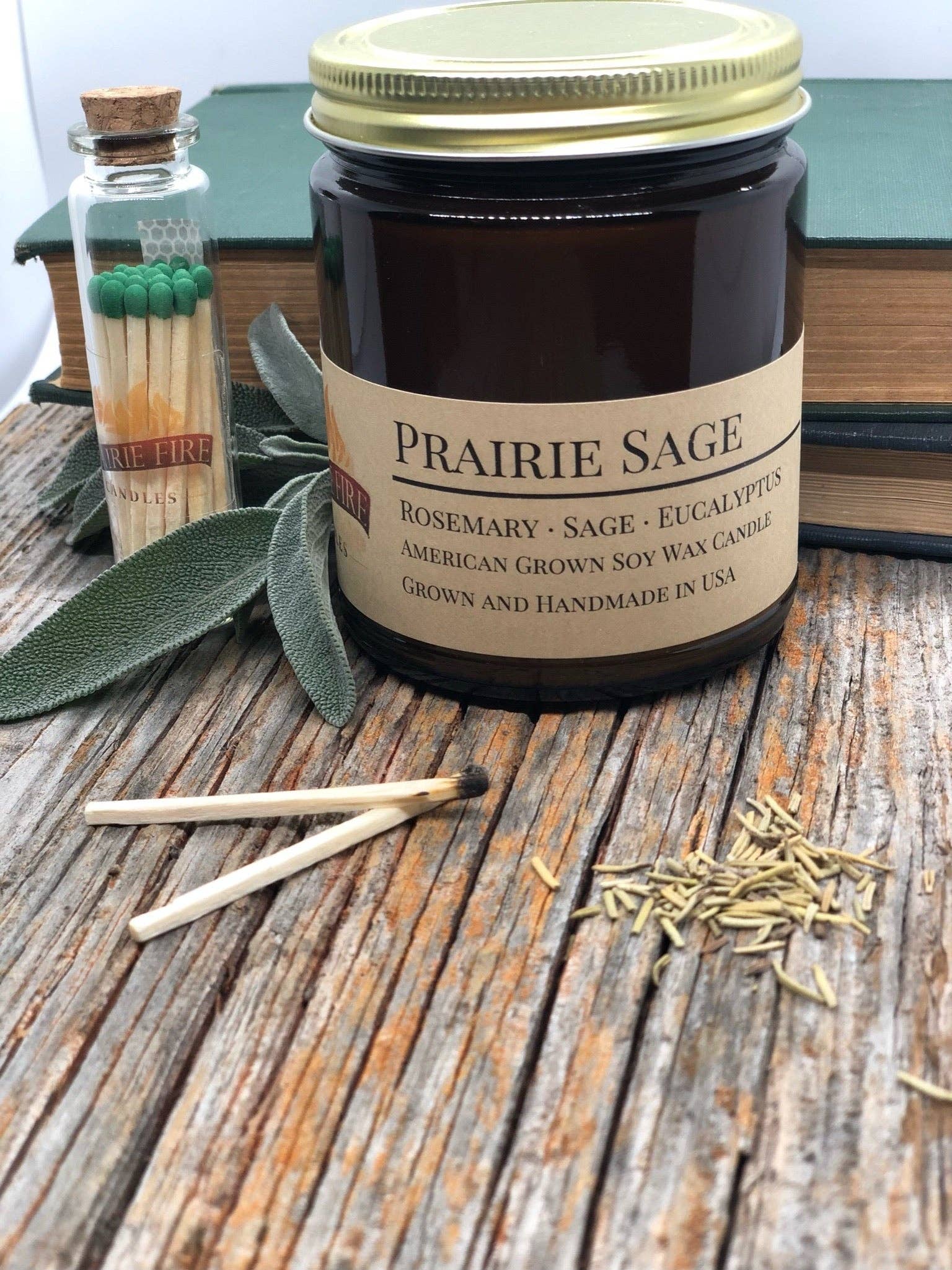 Prairie Fire Candles – Engroshandel Glaslys – Prairie Sage Soy Candle | 9 oz Amber Apothecary Jar1