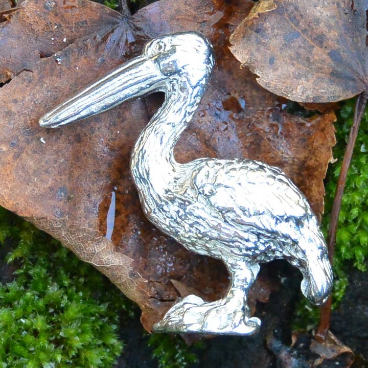 Estatueta de estanho pelicano em pé Elenco à mão por William Sturt por atacado de William Sturt Fine Pewter
